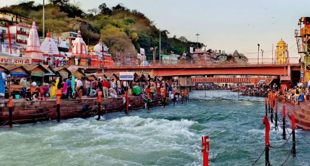 alt="Har ki Pauri ghat and the sacred Gangas river in Haridwar, Uttarakhand"