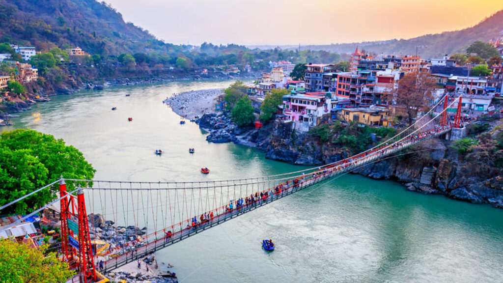 alt="Triveni Ghat on the banks of the Ganges in Rishikesh, Uttarakhand"